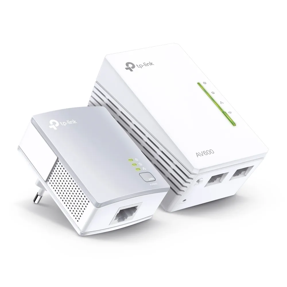Kit TP-LINK Powerline TL-WPA4221 AV600 con due adattatori Wi-Fi e cavo Ethernet su sfondo bianco.