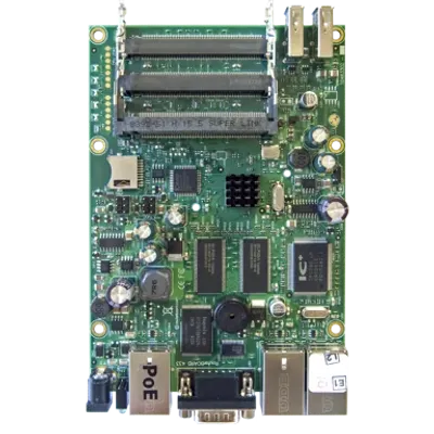 MikroTik RB433-Serie Gehäuse mit USB-Löchern, grüne Platine mit ICs, Kondensatoren, grauen Erweiterungssteckplätzen, PoE-,