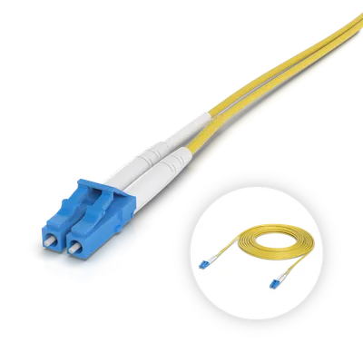 Ubiquiti OS2 Duplex LC UPC Glasfaser-Patchkabel 10m mit blauen Steckern in Nahaufnahme auf schwarzem Hintergrund, Einsatz Ubiquiti OS2 Duplex LC UPC Glasfaser-Patchkabel 10m mit blauen Steckern in Nahaufnahme auf schwarzem Hintergrund, Einsatz