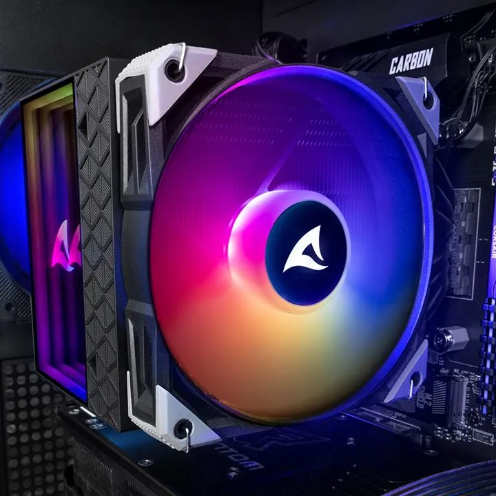 Sharkoon CPU-Kühler A60 mit 120-mm-RGB-Lüfter in schwarzem Tower-Design, installiert im PC-Gehäuse mit sichtbarer Sharkoon CPU-Kühler A60 mit 120-mm-RGB-Lüfter in schwarzem Tower-Design, installiert im PC-Gehäuse mit sichtbarer