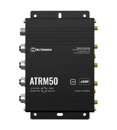 Teltonika ATRM50 5G Router M12 mit Montagehalterungen, fünf silbernen Anschlüssen links, sechs goldenen Antennenports Teltonika ATRM50 5G Router M12 mit Montagehalterungen, fünf silbernen Anschlüssen links, sechs goldenen Antennenports