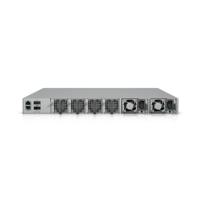 UniFi Enterprise Campus 48S Port Switch mit Rückansicht im Rack, zwei Netzteilen mit grünen LEDs, sechs Lüftungsschlitzen UniFi Enterprise Campus 48S Port Switch mit Rückansicht im Rack, zwei Netzteilen mit grünen LEDs, sechs Lüftungsschlitzen