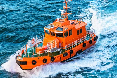 Weiße Poynting A-OMNI-0914-V1-01 5G/LTE-Marineantenne auf orangefarbenem Mast eines Bootes im blauen Wasser.