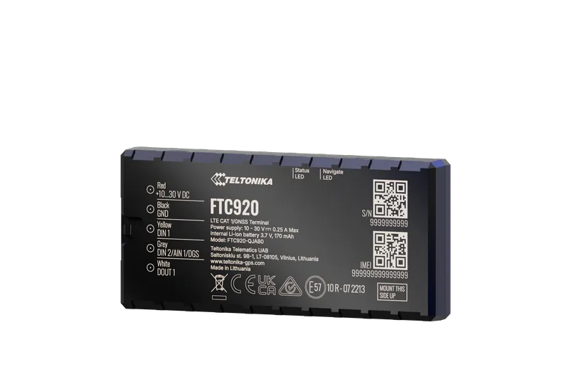 Чёрный GPS-трекер Teltonika FTC920 4G/LTE-CAT1 с повышенной точностью для транспорта, вид сверху с логотипом, QR-кодом и