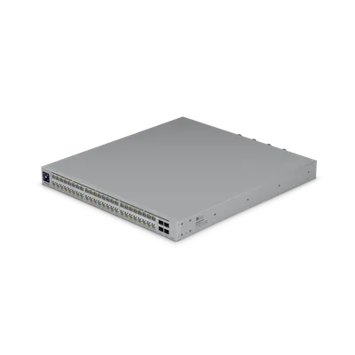 UniFi Enterprise Campus 48S Port Switch mit 10/25/100 GbE in silbernem Rackmount-Gehäuse mit RJ45- und SFP+-Ports vor UniFi Enterprise Campus 48S Port Switch mit 10/25/100 GbE in silbernem Rackmount-Gehäuse mit RJ45- und SFP+-Ports vor