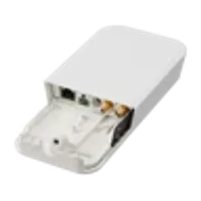 Kit wAP LoRa8G, punto de acceso LoRa-WAN exterior blanco con soporte de montaje y conectores visibles en vista superior Kit wAP LoRa8G, punto de acceso LoRa-WAN exterior blanco con soporte de montaje y conectores visibles en vista superior