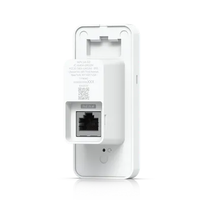 Ubiquiti Access Elevator Starter Kit Rückansicht mit weißem Gehäuse, PoE-IN-Ethernet-Port und QR-Code-Etikett auf schwarzem Ubiquiti Access Elevator Starter Kit Rückansicht mit weißem Gehäuse, PoE-IN-Ethernet-Port und QR-Code-Etikett auf schwarzem