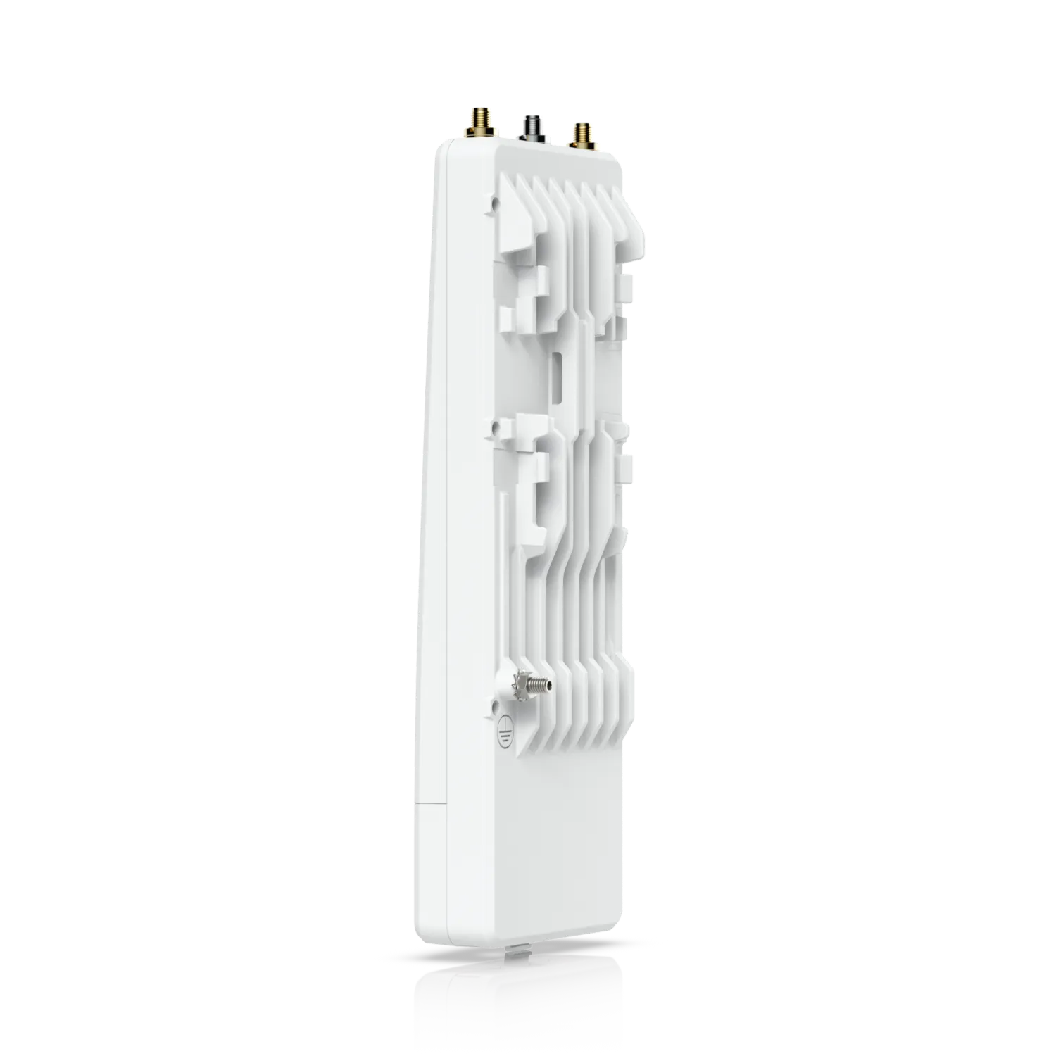 Ubiquiti Wave MLO5 Funkgerät mit 5 GHz, 5+ Gbps, seitliche Kühlrippen, drei Antennenanschlüssen und 10 GbE/SFP+ Ports auf