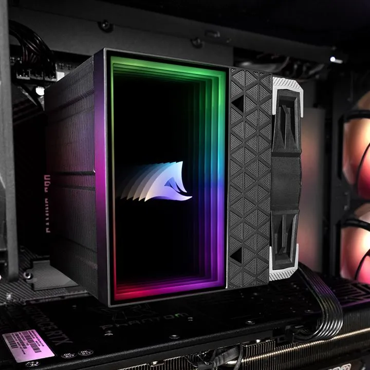 Sharkoon CPU-Kühler A60 120mm RGB mit schwarzem Turmkühler und beleuchtetem Lüfter im PC-Gehäuse auf Phantom-Mainboard Sharkoon CPU-Kühler A60 120mm RGB mit schwarzem Turmkühler und beleuchtetem Lüfter im PC-Gehäuse auf Phantom-Mainboard