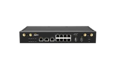 Router Peplink Mobility 22G nero con antenne dorate, 4 porte WAN/LAN, 8 LAN, 2 USB e console su sfondo verde.