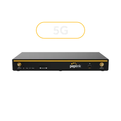 B One router Peplink nero con striscia gialla, connettori antenna Wi-Fi, LED stato, slot SIM, porta USB-C e logo 5G su