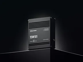 Промышленный неуправляемый PoE-коммутатор Teltonika TSW101 с 5 гигабитными портами на глянцевой поверхности в рабочей среде.