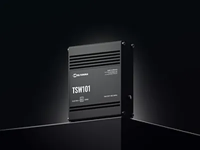 Промышленный неуправляемый PoE-коммутатор Teltonika TSW101 с 5 гигабитными портами на глянцевой поверхности в рабочей среде. Промышленный неуправляемый PoE-коммутатор Teltonika TSW101 с 5 гигабитными портами на глянцевой поверхности в рабочей среде.