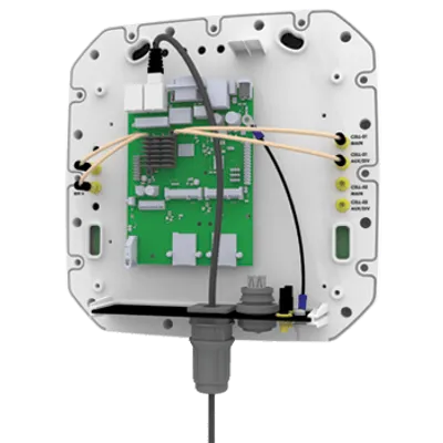 Poynting 5G/LTE-Antenne A-EPNT-0002-V3-01 weiß mit freigelegter grüner Platine, SMA-Anschluss und Koaxialkabeln für Mast-