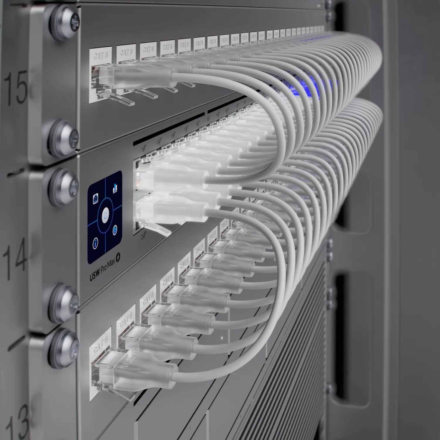 Ubiquiti UniFi Switch USW-Pro-Max-48-POE 720W PoE++ in silbernem Rack mit verkabelten Ethernet-Ports und blauem Display für Ubiquiti UniFi Switch USW-Pro-Max-48-POE 720W PoE++ in silbernem Rack mit verkabelten Ethernet-Ports und blauem Display für