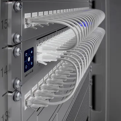 Ubiquiti UniFi Switch USW-Pro-Max-48 mit mehreren Ethernet-Kabeln in Rack-Montage und Statusdisplay. Ubiquiti UniFi Switch USW-Pro-Max-48 mit mehreren Ethernet-Kabeln in Rack-Montage und Statusdisplay.