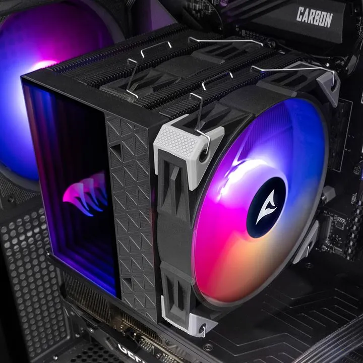 Sharkoon CPU-Kühler A60 120mm RGB mit schwarzem Turmkühler, zwei RGB-Lüftern und Sharkoon-Logo auf Motherboard mit RAM- und Sharkoon CPU-Kühler A60 120mm RGB mit schwarzem Turmkühler, zwei RGB-Lüftern und Sharkoon-Logo auf Motherboard mit RAM- und
