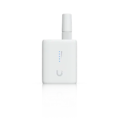 Puente inalámbrico Ubiquiti UDB-IoT N300 para interiores con antena vertical, LED azul y logo en superficie reflectante. Puente inalámbrico Ubiquiti UDB-IoT N300 para interiores con antena vertical, LED azul y logo en superficie reflectante.