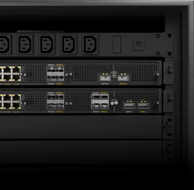 Два монтируемых в стойку маршрутизатора Peplink Balance 5000 EC с портами Ethernet, SFP28 и QSFP28 для корпоративных сетей.