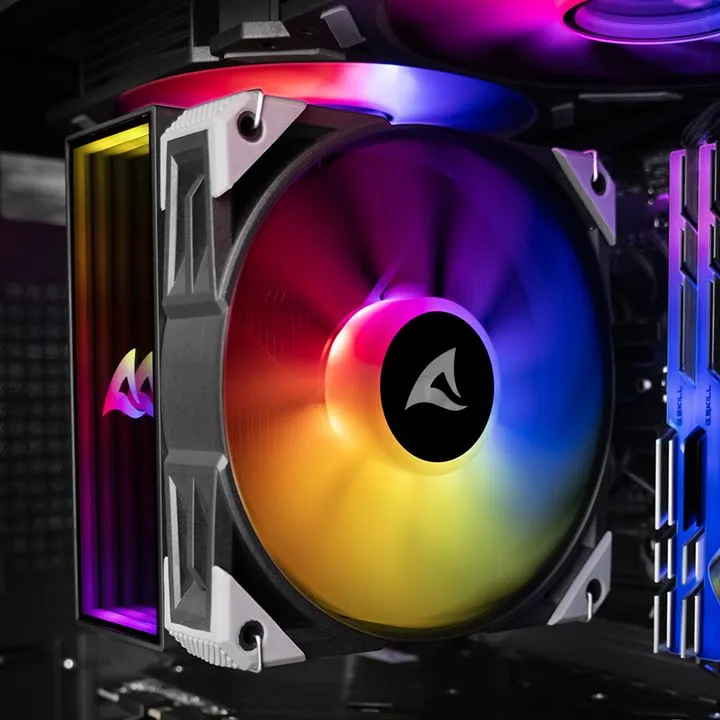 Sharkoon CPU-Kühler A40 mit 120mm RGB-Lüfter und Kühlrippen in PC-Gehäuse mit beleuchtetem RAM und Gehäuselüftern Sharkoon CPU-Kühler A40 mit 120mm RGB-Lüfter und Kühlrippen in PC-Gehäuse mit beleuchtetem RAM und Gehäuselüftern