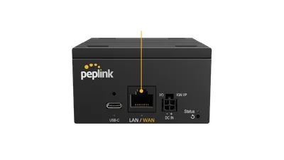 Peplink BR2 Micro Router mit USB-C-Anschluss, gelb markiertem LAN/WAN-Port, DC-Eingang und Status-LED für Netzwerkgeräte. Peplink BR2 Micro Router mit USB-C-Anschluss, gelb markiertem LAN/WAN-Port, DC-Eingang und Status-LED für Netzwerkgeräte.