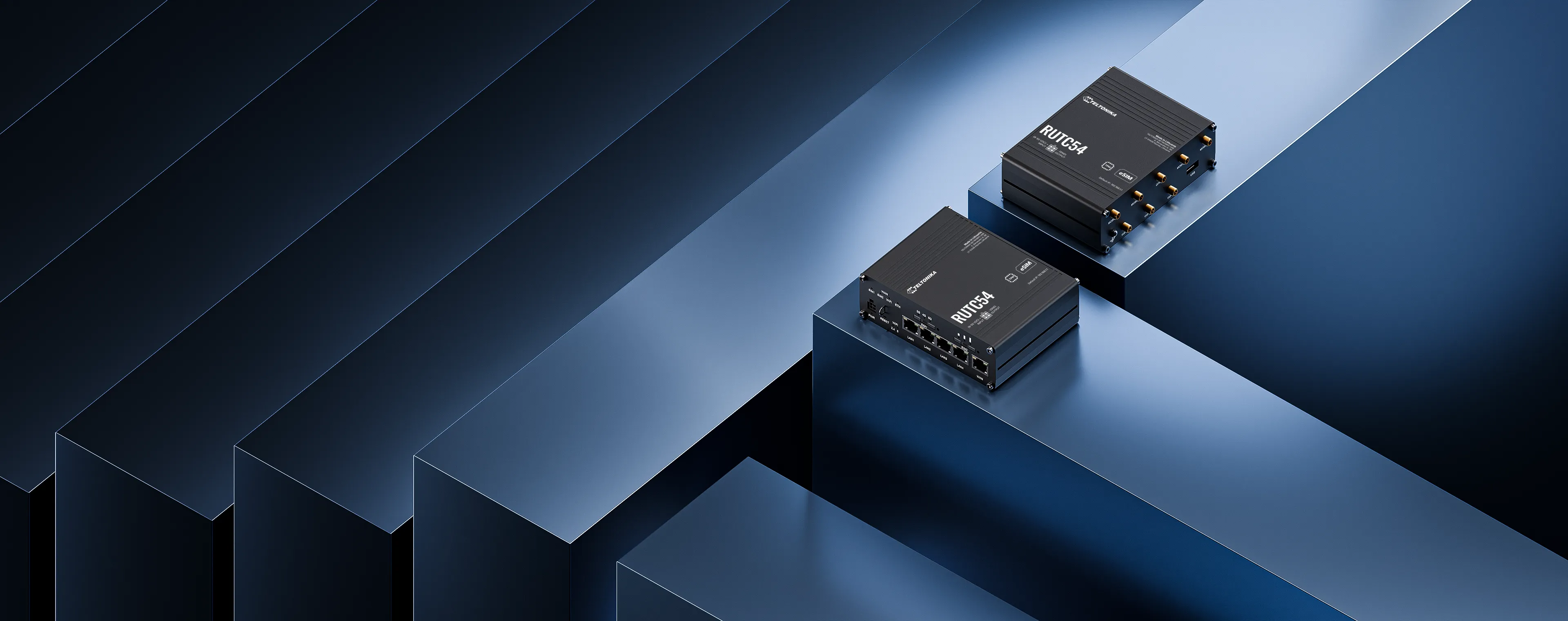 Router Teltonika RUTC54 5G-Edge con eSIM, dos dispositivos negros sobre pedestales azules con antenas y puertos visibles en Router Teltonika RUTC54 5G-Edge con eSIM, dos dispositivos negros sobre pedestales azules con antenas y puertos visibles en