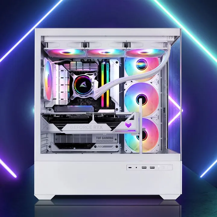 Sharkoon AK6 RGB ATX-Gehäuse weiß mit Glas-Seitenpanel und RGB-Beleuchtung Frontansicht mit eingebauter Hardware und drei Sharkoon AK6 RGB ATX-Gehäuse weiß mit Glas-Seitenpanel und RGB-Beleuchtung Frontansicht mit eingebauter Hardware und drei