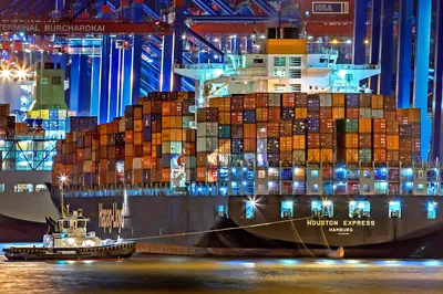Poynting A-WHUNTER-001-V3-102 Marine-Antenne für 5G/LTE und Wi-Fi 6E auf Containerschiff Houston Express Hamburg im
