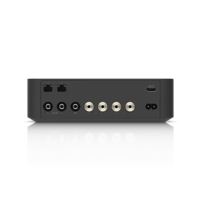Ubiquiti Amplifier 130W×2 Dolby Atmos in Weiß mit Rückansicht der Anschlüsse Ethernet, HDMI, Subwoofer und RCA auf dunkler Ubiquiti Amplifier 130W×2 Dolby Atmos in Weiß mit Rückansicht der Anschlüsse Ethernet, HDMI, Subwoofer und RCA auf dunkler