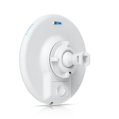 Беспроводной мост UniFi UDB-Pro 5 ГГц с PoE-Out и дальностью 5+ км, установленный на креплении с синими индикаторами на Беспроводной мост UniFi UDB-Pro 5 ГГц с PoE-Out и дальностью 5+ км, установленный на креплении с синими индикаторами на