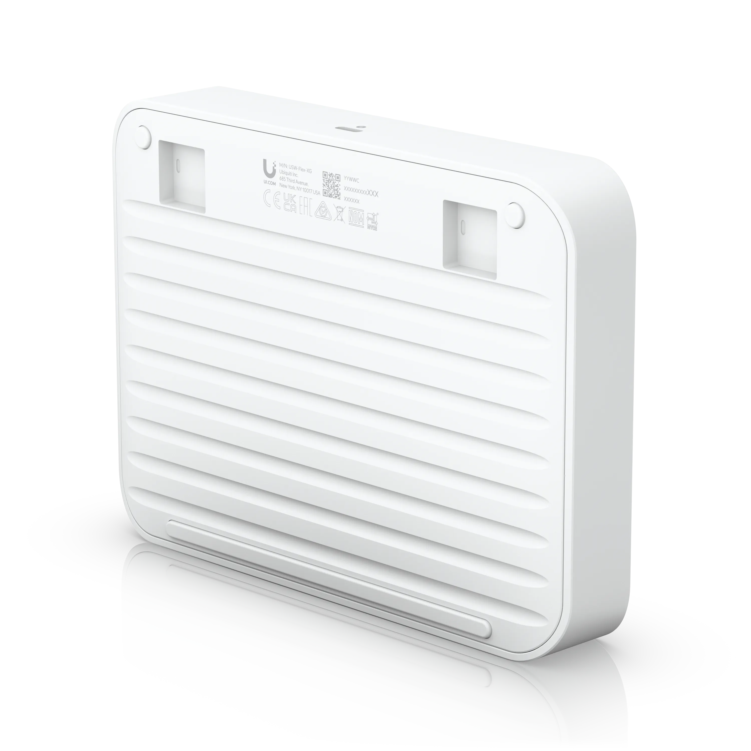 Commutateur Ubiquiti UniFi USW-Flex-XG 5 ports 10Gb avec support PoE vu de dessous montrant sa face arrière blanche à Commutateur Ubiquiti UniFi USW-Flex-XG 5 ports 10Gb avec support PoE vu de dessous montrant sa face arrière blanche à