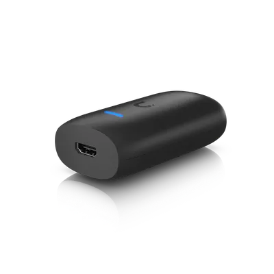 Ubiquiti UC-Cast kompakter schwarzer Streaming-Adapter mit USB-C-Anschluss und blauer LED auf schwarzem Hintergrund mit Ubiquiti UC-Cast kompakter schwarzer Streaming-Adapter mit USB-C-Anschluss und blauer LED auf schwarzem Hintergrund mit
