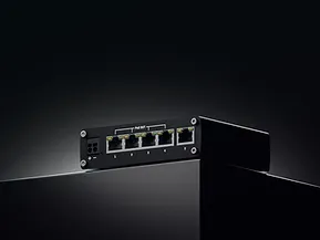 Промышленный неуправляемый PoE-коммутатор Teltonika TSW101 с 5 гигабитными портами на глянцевой поверхности на тёмном фоне.