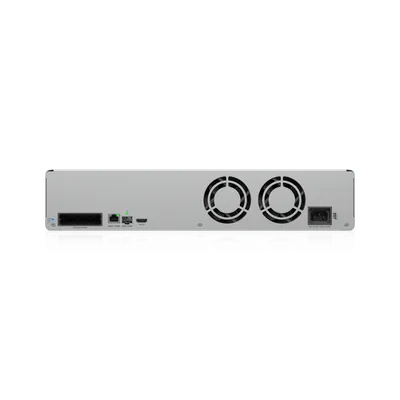 Ubiquiti NVR G2 Pro Rückansicht mit Multi-Pin-Anschluss, Ethernet, HDMI, Lüftungsgittern und Stromanschluss für Rack-Montage. Ubiquiti NVR G2 Pro Rückansicht mit Multi-Pin-Anschluss, Ethernet, HDMI, Lüftungsgittern und Stromanschluss für Rack-Montage.