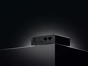 Kompakter 4G/LTE-Router RUT260 von Teltonika mit Rückansicht, zwei RJ45-Ports, SIM-Kartenslot und Anschlussklemmen auf Kompakter 4G/LTE-Router RUT260 von Teltonika mit Rückansicht, zwei RJ45-Ports, SIM-Kartenslot und Anschlussklemmen auf