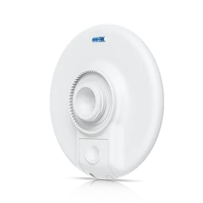 Беспроводной мост UniFi UDB-Pro 5 ГГц с PoE-Out, показанный на чёрном фоне с синим индикатором и крепёжным портом для Беспроводной мост UniFi UDB-Pro 5 ГГц с PoE-Out, показанный на чёрном фоне с синим индикатором и крепёжным портом для