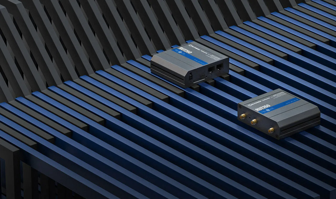 Teltonika RUT260 kompakter 4G/LTE-Router mit zwei Geräten auf blau-grauem Hintergrund, Rückanschlüsse und seitliche Teltonika RUT260 kompakter 4G/LTE-Router mit zwei Geräten auf blau-grauem Hintergrund, Rückanschlüsse und seitliche