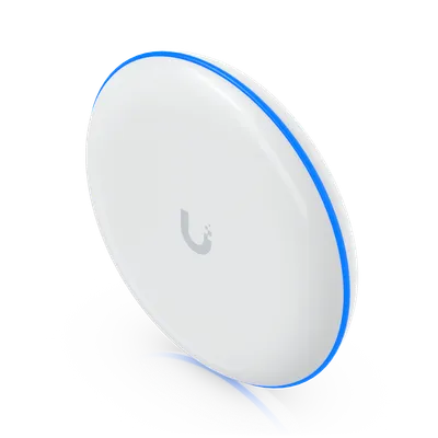 Puente inalámbrico UniFi Building Bridge 60 GHz Gigabit+ con diseño circular blanco y borde azul, mostrado en ángulo sobre Puente inalámbrico UniFi Building Bridge 60 GHz Gigabit+ con diseño circular blanco y borde azul, mostrado en ángulo sobre