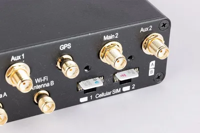 MAX Transit Duo Pro, панель подключения с позолоченными SMA-разъёмами Aux 1, Wi-Fi Antenna B, GPS, Main 2, Aux 2 и двумя