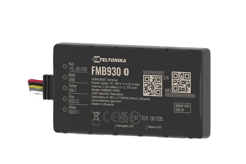 GPS-трекер Teltonika FMB930 для транспорта с меткой модели, QR-кодом, сертификатами и подключённым жгутом проводов.