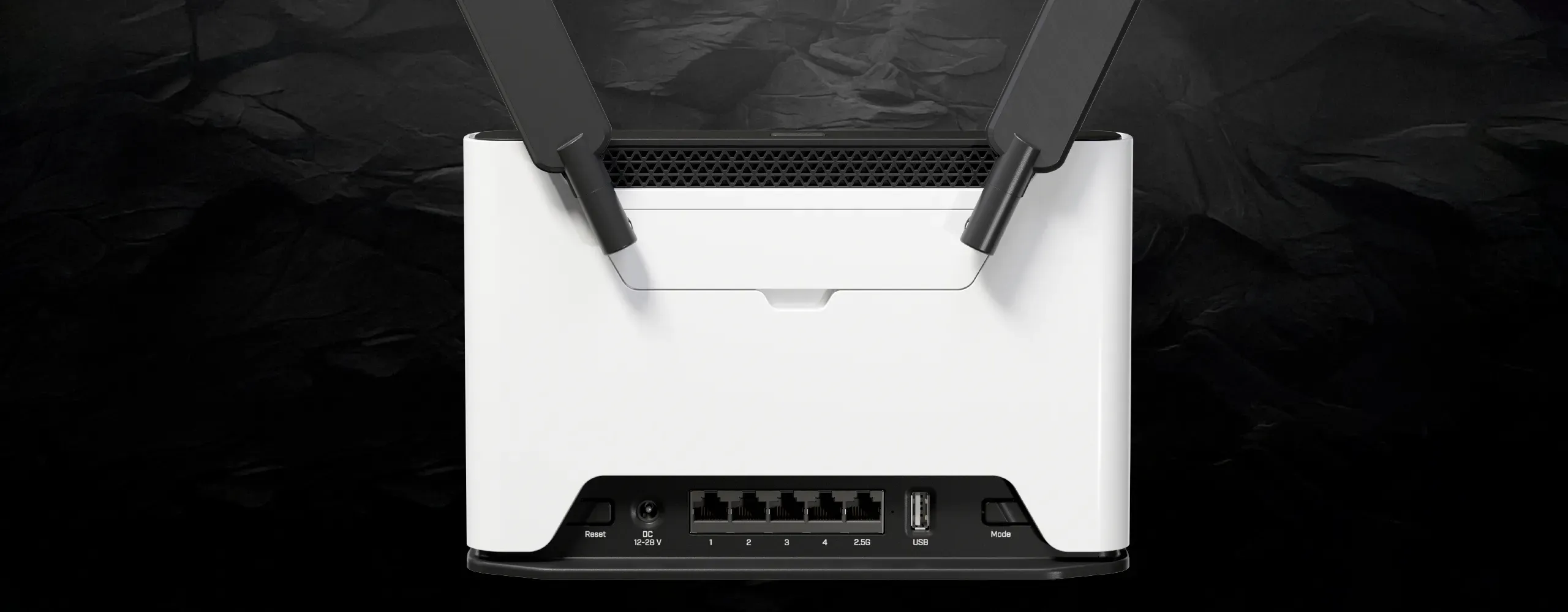 Chateau LTE/5G ax Kit Dual-Band Router mit 4x 1 GBit, 1x 2,5 GBit und LTE/5G von hinten auf dunklem Stein mit Anschlüssen, Chateau LTE/5G ax Kit Dual-Band Router mit 4x 1 GBit, 1x 2,5 GBit und LTE/5G von hinten auf dunklem Stein mit Anschlüssen,