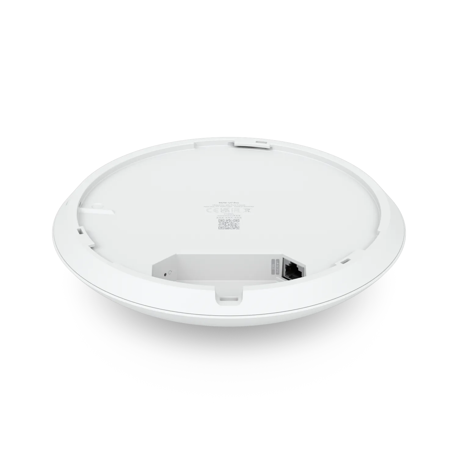 Weiße Ubiquiti UniFi AP U7-PRO Unterseite mit Ethernet-Port, Reset-Taste, QR-Code und Montagehalterung.