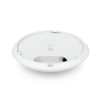 Weiße Ubiquiti UniFi AP U7-PRO Unterseite mit Ethernet-Port, Reset-Taste, QR-Code und Montagehalterung.