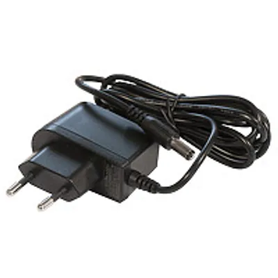 Adaptador de corriente MikroTik RBcAP2nD con enchufe europeo de dos clavijas y cable largo para conexión en pared o techo.