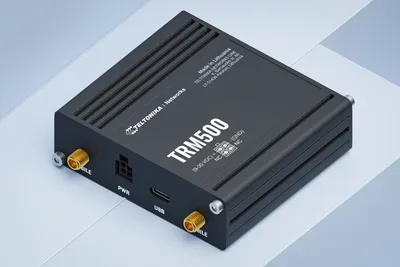 5G-модем Teltonika TRM500 с USB-C, чёрный корпус с радиаторами, антенными разъёмами, портом Ethernet и логотипом на верхней