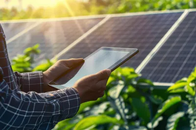 Poynting A-MIMO-0004-V2-14-B 5G/LTE-Antenne für KFZ/Marine in Schwarz mit Tablet-Datenanalyse vor Solarmodulen und Poynting A-MIMO-0004-V2-14-B 5G/LTE-Antenne für KFZ/Marine in Schwarz mit Tablet-Datenanalyse vor Solarmodulen und