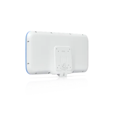 Weißer Ubiquiti UniFi WLAN-Access-Point BE11500 mit blauer LED-Leiste, Montageplatte und QR-Code von unten fotografiert Weißer Ubiquiti UniFi WLAN-Access-Point BE11500 mit blauer LED-Leiste, Montageplatte und QR-Code von unten fotografiert