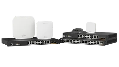 PoE Activation Kit mit zwei weißen Peplink-Routern und drei schwarzen Rack-Switches mit RJ45-Ports und Logo für PoE Activation Kit mit zwei weißen Peplink-Routern und drei schwarzen Rack-Switches mit RJ45-Ports und Logo für
