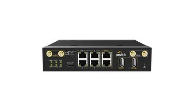 Router Peplink Mobility 22G nero frontale con connettori SMA dorati, 4 porte Ethernet, 2 USB, console e LED di stato per