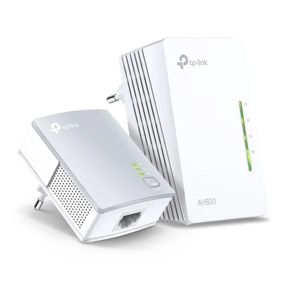 Kit TP-LINK Powerline TL-WPA4221 AV600 due adattatori bianchi con spina europea, porte Ethernet e LED verdi su sfondo bianco.